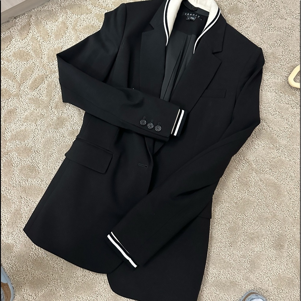 Theory women’s blazer with removable collar. Size 2, black.